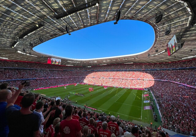 Zuschauer in einem Stadion verfolgen Fußballspiel EM Europameisterschaft